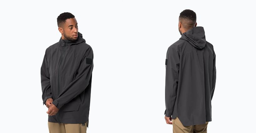 Mężczyzna w parce przeciwdeszczowej Jack Wolfskin Goldgewann