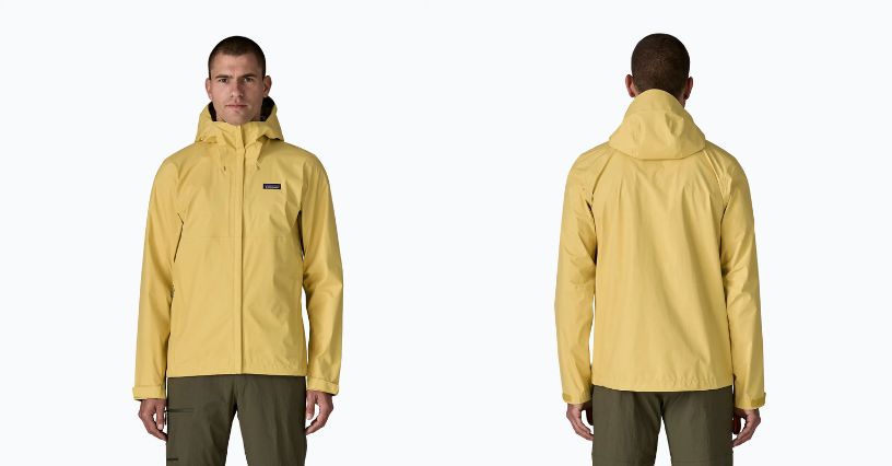Mężczyzna w przeciwdeszczowej kurtce Patagonia Torrentshell 3L Rain