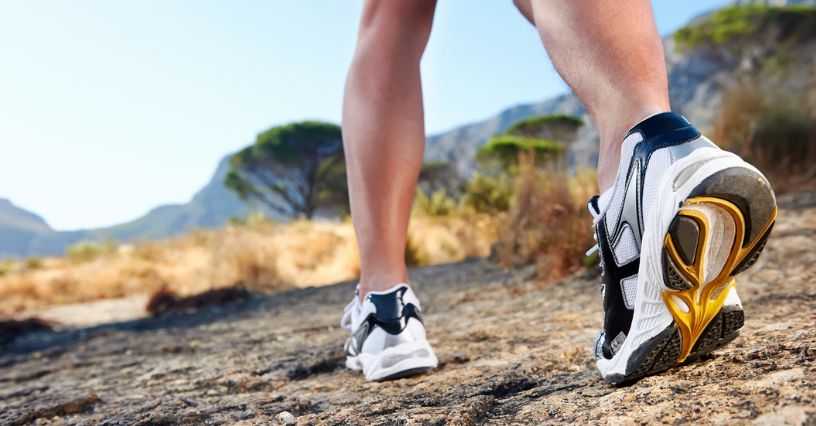Biegacz trenuje w terenie w butach na szeroką stopę