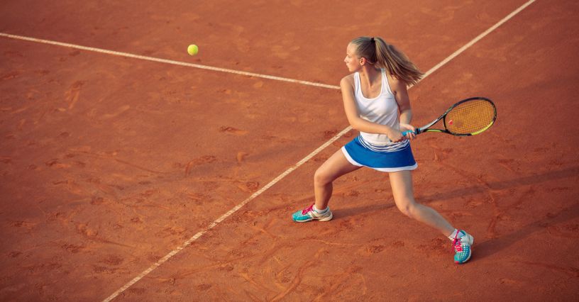 Tenisistka gra na korcie ziemnym