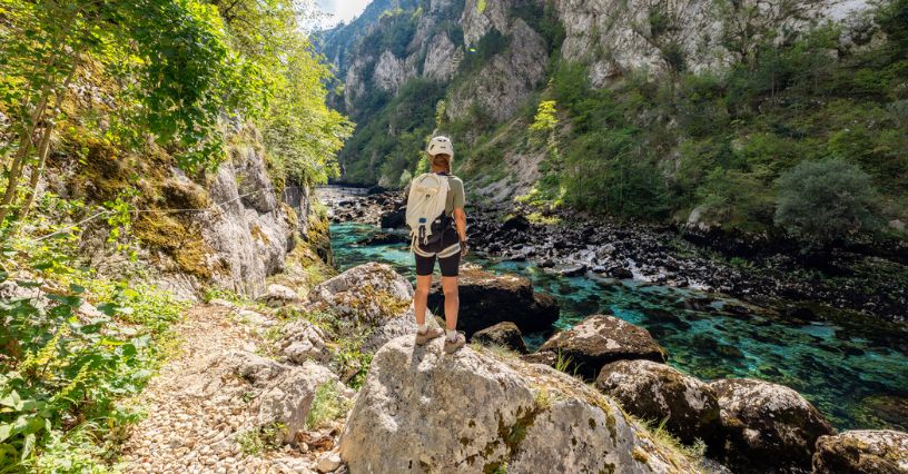 Kobieta w kasku i butach podejściowych podczas pokonywania via ferraty
