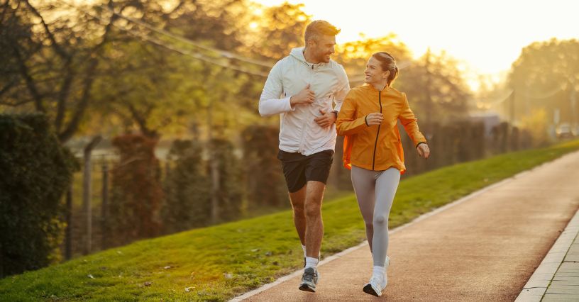 Para biegaczy biega po parku o poranku