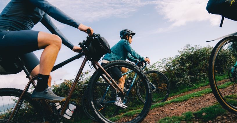 Grupa rowerzystów w odzieży Endura podczas wyprawy na rowerach gravelowych