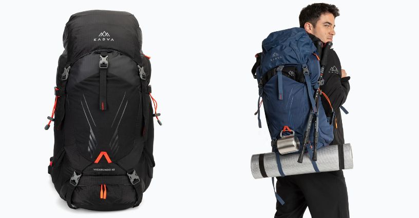 Mężczyzna z plecakiem trekkingowym KADVA Vagabundo 40 l z podpiętym kubkiem i matą turystyczną
