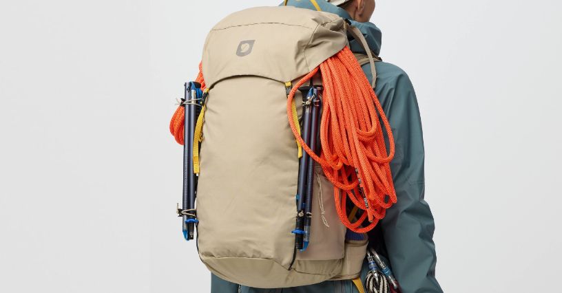 Kobieta z założonym plecakiem trekkingowym Fjällräven Kajka X-Lätt 45 l