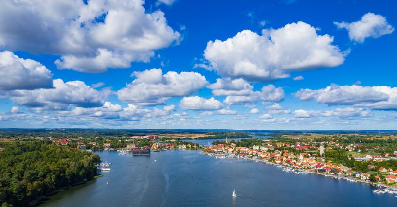 Widok na Jezioro Mikołajskie i Mikołajki na Mazurach