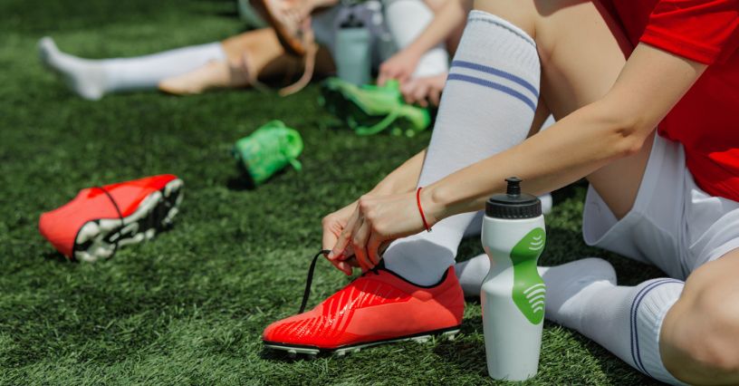 Co zabrać na trening sportów zespołowych? Niezbędnik na nowy sezon