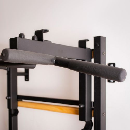 Drążek do podciągania BenchK Pull Up Bar czarny PB3B