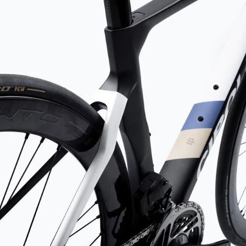 Rower szosowy Cipollini BOND2 DB 22-RED AXS-BORA WTO 45-SUPERZERO CARB carbon white/blue beige matte