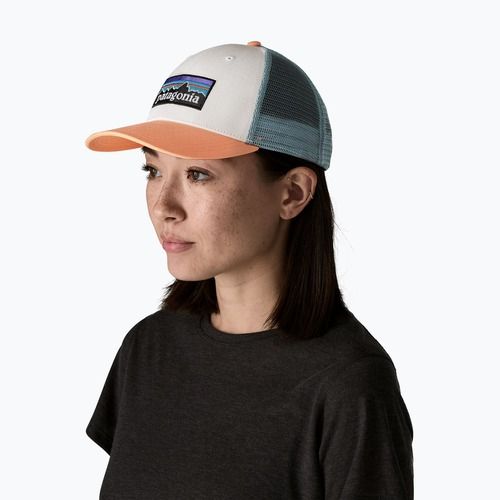 Czapka z daszkiem Patagonia P-6 Logo LoPro Trucker white w/peach sherbet