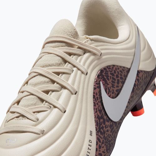 Buty piłkarskie dziecięce Nike United Jr. Tiempo Maestro Academy MG fossil/burgundy crush/metallic silver