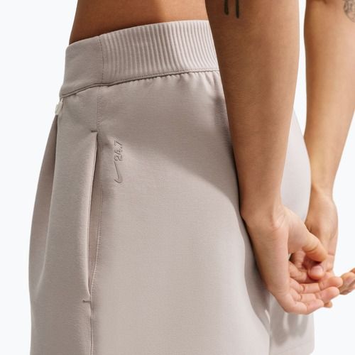 Spodenki treningowe damskie Nike 24.7 ImpossiblySoft cream Ii/cream Ii/college grey