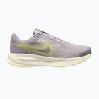 Buty do biegania damskie Nike Run Defy silver lilac/sail/cream ii/fennel