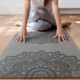 Mata do jogi Yoga Design Lab Flow Pure 6 mm mandala charcoal 6