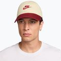 Czapka z daszkiem Nike Club Unstructured Futura Wash light khaki/team crimson/team crimson