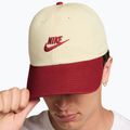Czapka z daszkiem Nike Club Unstructured Futura Wash light khaki/team crimson/team crimson 4