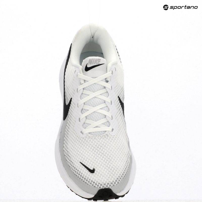 Buty do biegania damskie Nike Revolution 8 Extra Wide white/pure platinum/black 19