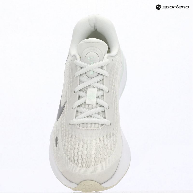 Buty do biegania damskie Nike Journey Run summit white/metallic silver 15