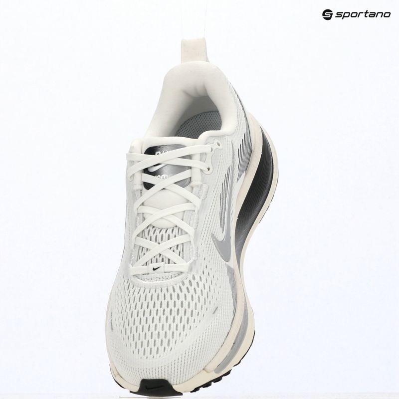 Buty do biegania damskie Nike Vomero 18 summit white/sail/metallic silver 16