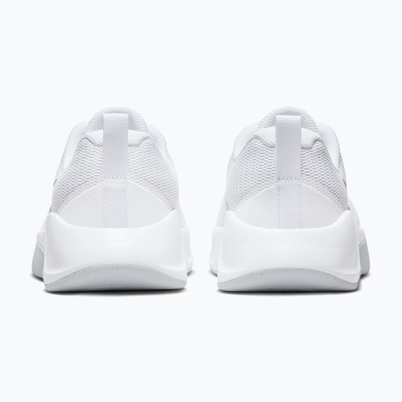 Buty treningowe damskie Nike MC Trainer 3 white/photon dust/metallic platinum 4