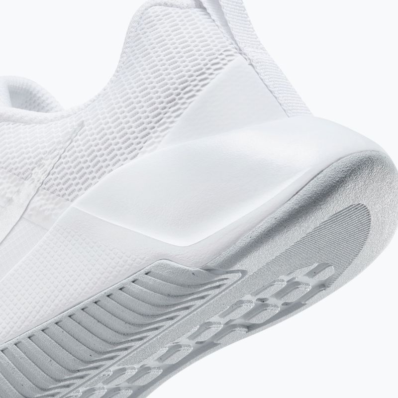Buty treningowe damskie Nike MC Trainer 3 white/photon dust/metallic platinum 8