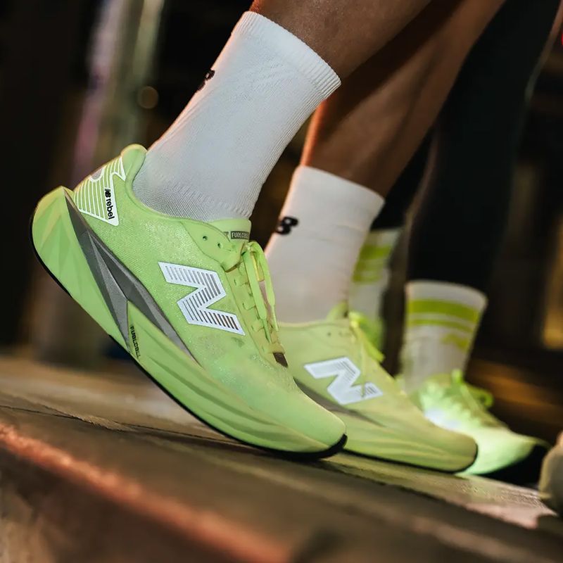 Buty do biegania damskie New Balance FuelCell Rebel V5 mint flash 8