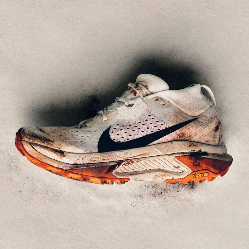 Buty do biegania damskie Nike ACG Zegama Trail summit white/phantom/safety orange/black 12