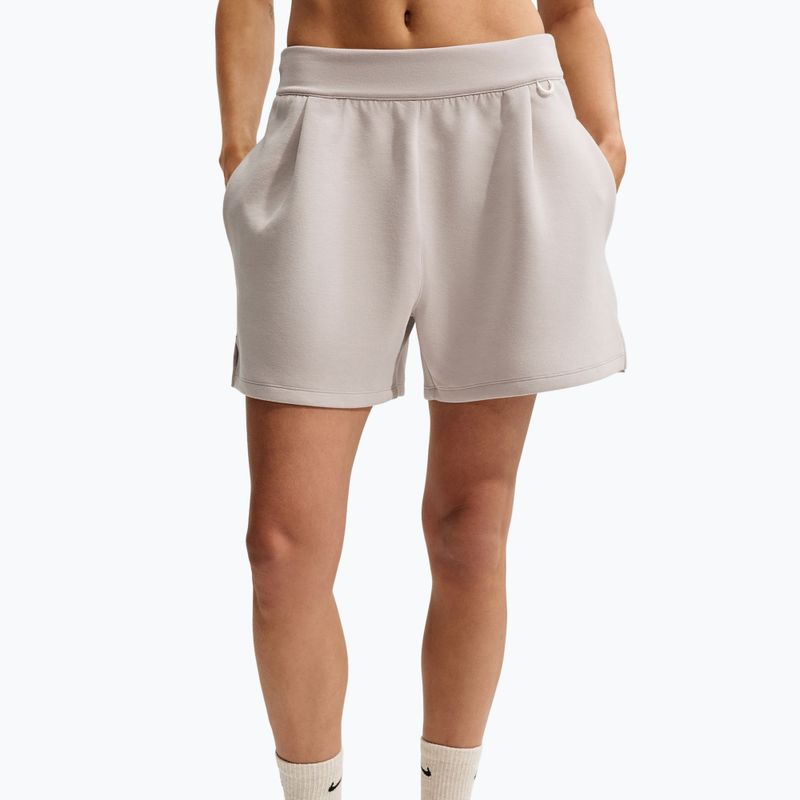 Spodenki treningowe damskie Nike 24.7 ImpossiblySoft cream Ii/cream Ii/college grey