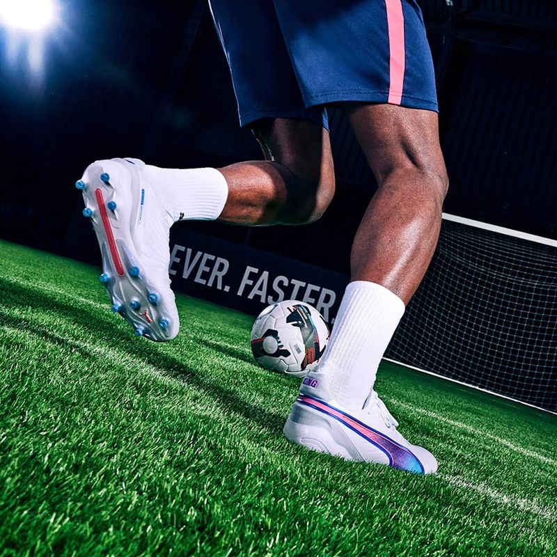 Buty piłkarskie PUMA King Ultimate FG/AG puma white/bluemazing/flat light grey/sunset glow 11