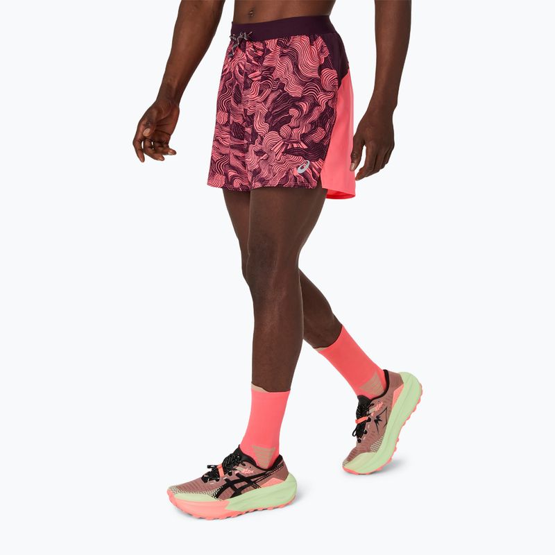 Spodenki do biegania męskie Asics Fujitrail All Over Print 5In Short Blazing Coral/Dark Aubergine 2