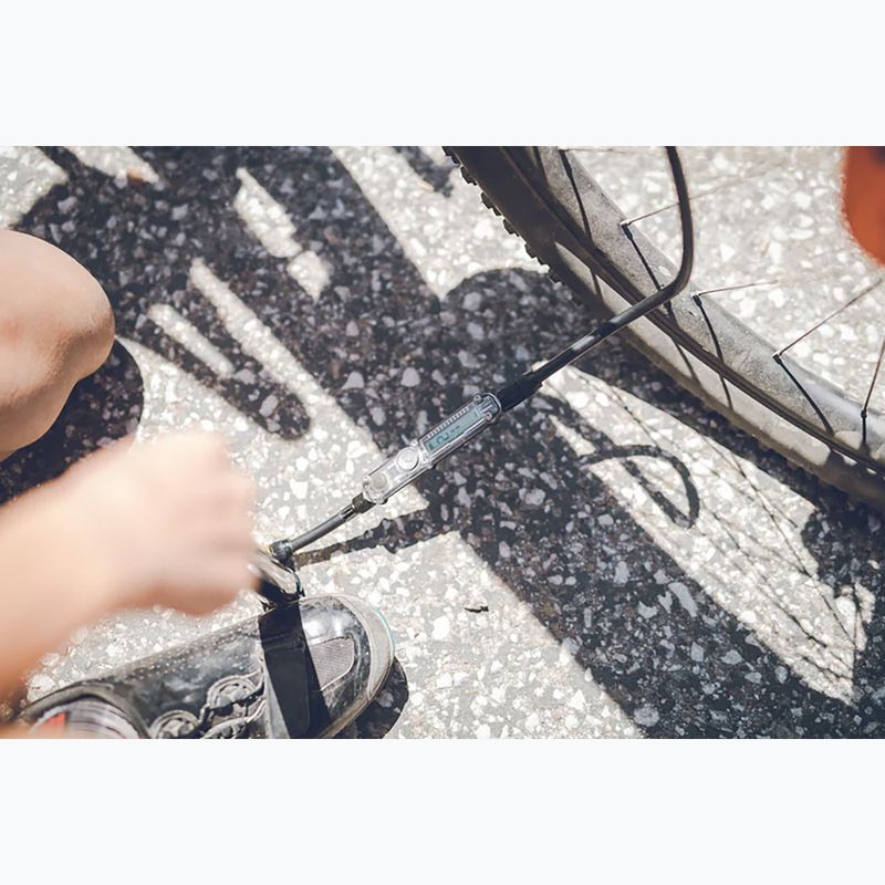 Pompka rowerowa Lezyne Micro Floor Drive Digital HPG 160psi gloss black 2