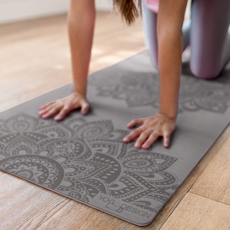 Mata do jogi Yoga Design Lab Flow Pure 6 mm mandala charcoal 7
