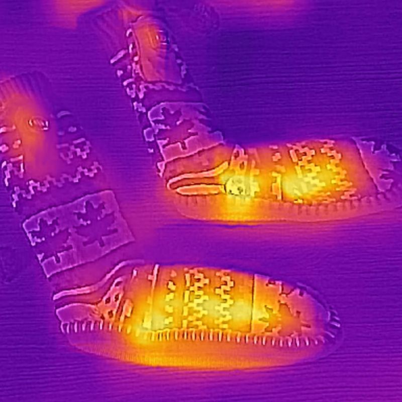 Kapcie ogrzewane ze skarpetkami Glovii GQ4 białe/czerwone/szare 9