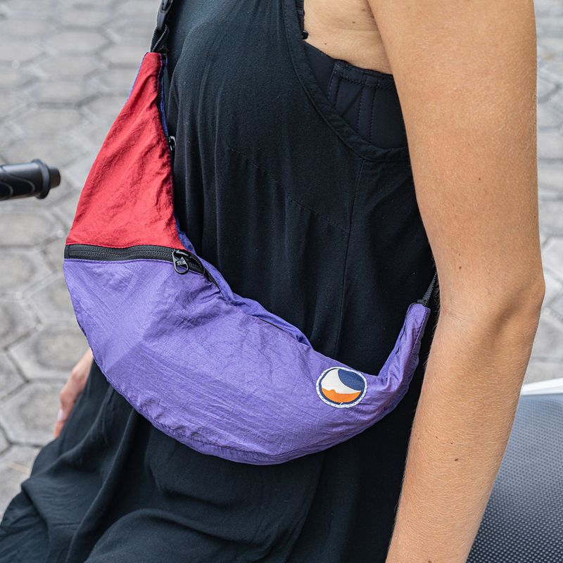 Saszetka na ramię Ticket To The Moon Upcycled Sling purple/burgundy 4