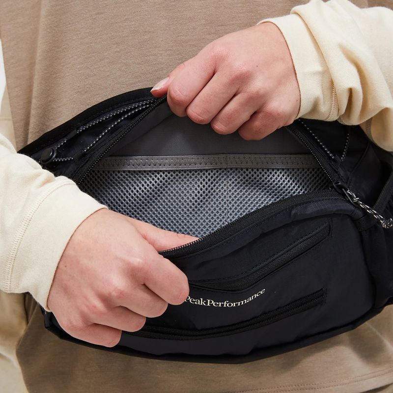 Saszetka nerka Peak Performance Trail Hip black 7