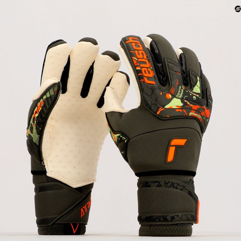 Rękawice bramkarskie Reusch Attrakt Speedbump Ortho-Tec desert green/shocking orange 13