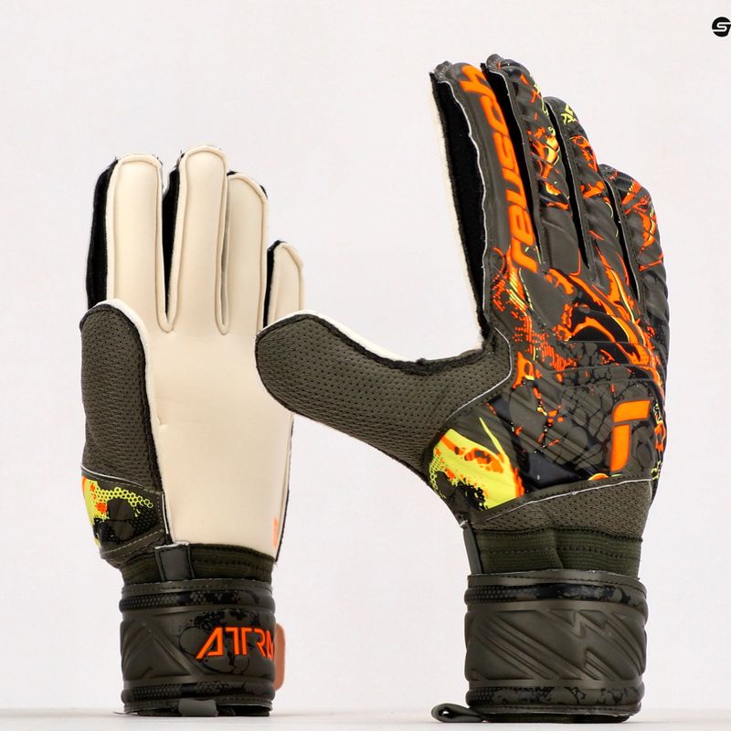 Rękawice bramkarskie Reusch Attrakt Solid desert green/shocking orange 9