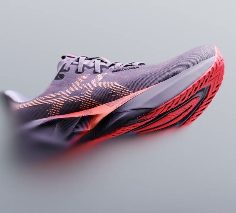 Buty do biegania damskie ASICS Novablast 5 greyish purple/coral reef 10