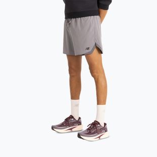 Spodenki do biegania męskie New Balance Run Essentials 5" Short off-line grey/smoked violet