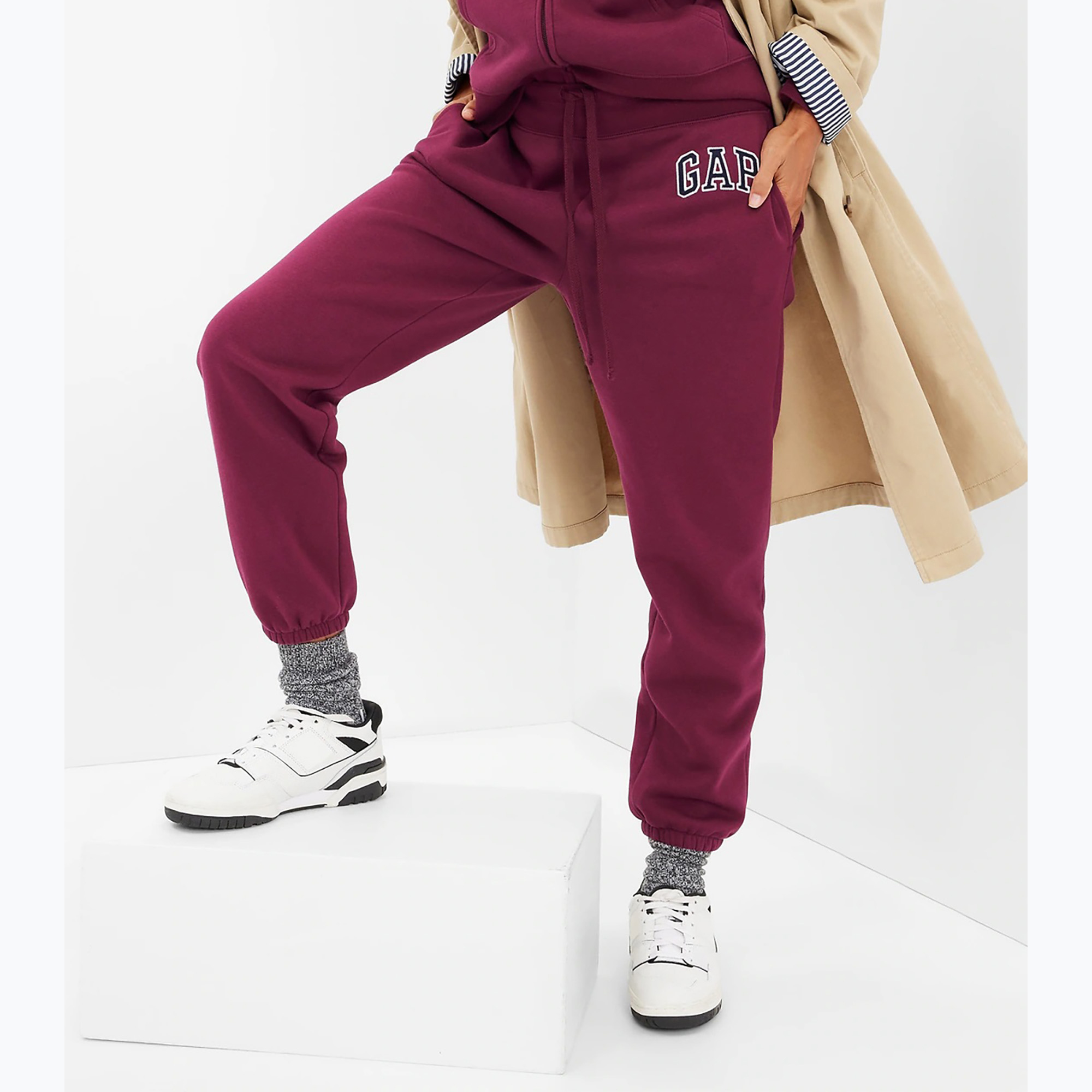 Spodnie damskie GAP V-Gap Heritage Jogger ruby wine | WYSYŁKA W 24H | 30 DNI NA ZWROT