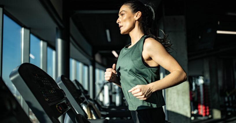 Bieganie na bieżni – co daje, jak zacząć? Kompletny poradnik dla początkujących biegaczy