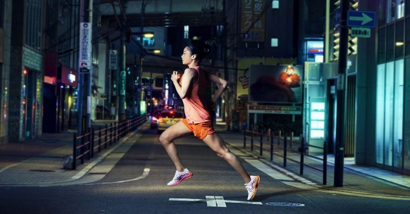 Buty do biegania Mizuno – porównanie butów biegowych na asfalt oraz do biegania w terenie