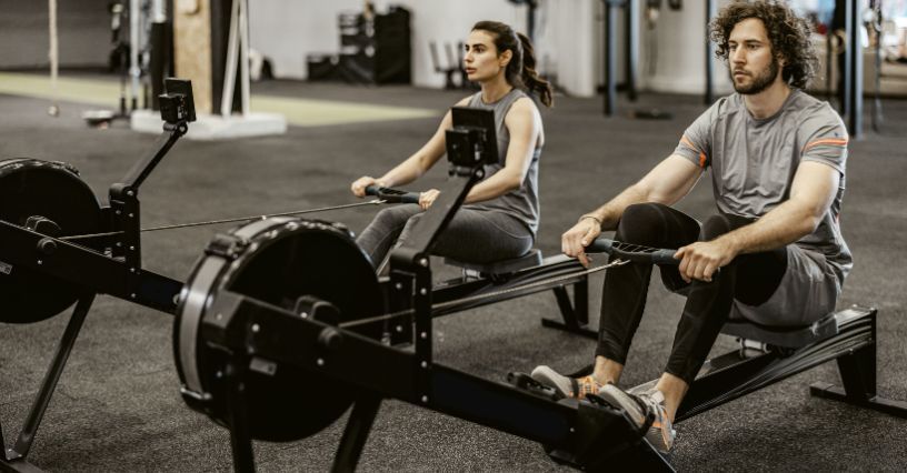 Ergometr wioślarski: efekty, jakie mięśnie pracują? Jak ćwiczyć na wioślarzu treningowym?