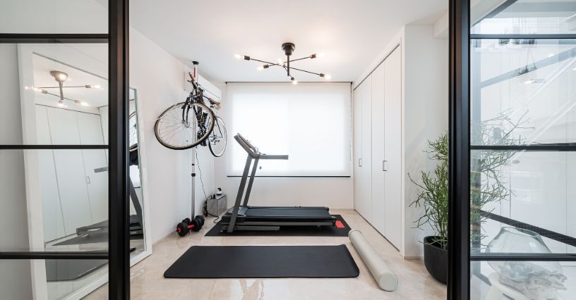 Mata pod sprzęt fitness – jaka będzie najlepsza do domowej siłowni?