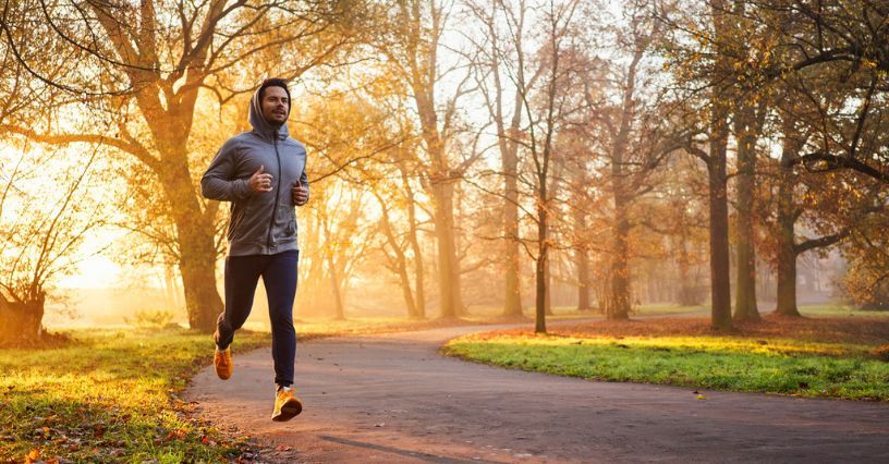 Bieganie jesienią: jak się odpowiednio ubrać na trening biegowy jesienią?  