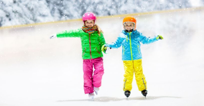 Jaki kask na łyżwy? To warto wiedzieć, wybierając kask na lodowisko