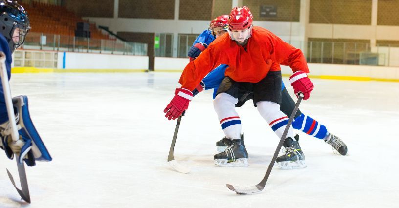 Kask hokejowy – jak dobrać rodzaj i rozmiar kasku do hokeja na lodzie dla początkujących graczy?