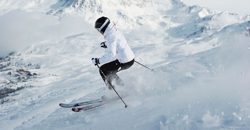Kurtki narciarskie damskie – przegląd polecanych modeli kurtek na narty zjazdowe, biegowe i skiturowe dla kobiet