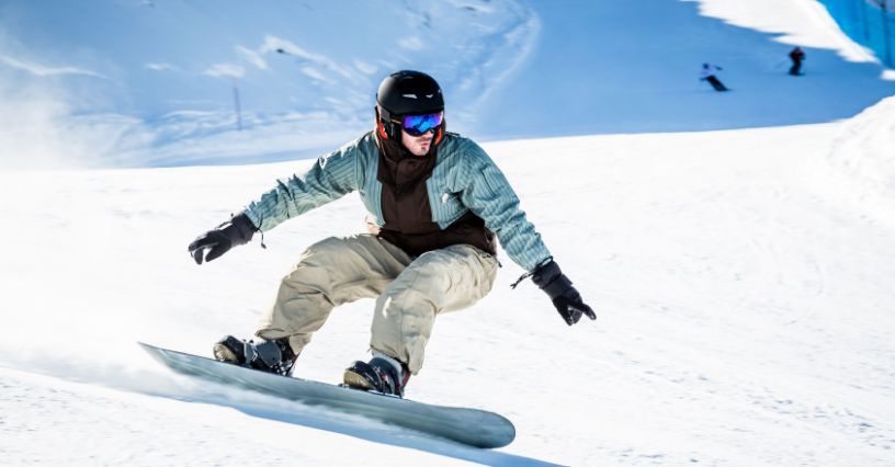 Odzież snowboardowa: jak ubrać się na snowboard? Praktyczne wskazówki