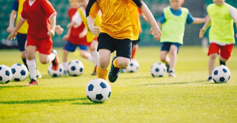 Szkółka piłkarska: dlaczego warto zapisać do niej dziecko? Jak wybrać dobrą szkółkę piłkarską? 